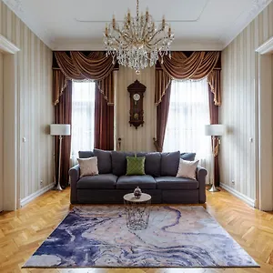 Luxury Next To The New York Cafe Appartamento